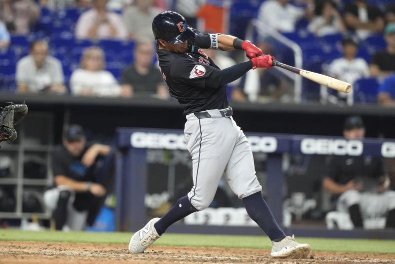 Tyler Freeman de los Guardianes de Cleveland batea un sencillo en la novena entrada del juego ante los Marlins de Miami el domingo 9 de junio del 2024. (AP Foto/Lynne Sladky)