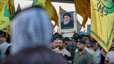 Un manifestante sostiene un retrato del principal clérigo chií, el gran ayatolá Ali al-Sistani, durante una protesta contra la suspensión de los vuelos entre Irak e Irán, en el exterior del Aeropuerto Internacional Najaf, en Najaf, Irak, el 28 de septiembre de 2026. (AP Foto/Anmar Khalil)