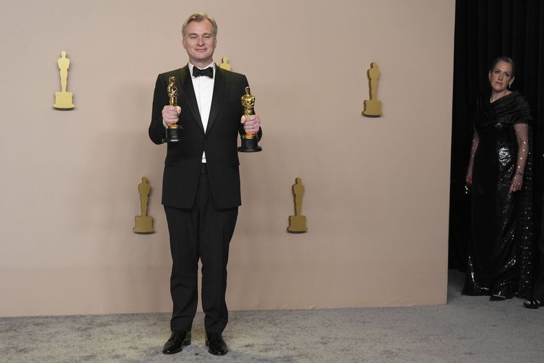Christopher Nolan posa en la sala de prensa con los premios a mejor director y mejor película por Oppenheimer en los Oscar el domingo 10 de marzo de 2024, en el Teatro Dolby en Los Ángeles. Emma Thomas, ganadora del premio a mejor película por Oppenheimer mira a la derecha. (Foto Jordan Strauss/Invision/AP)