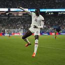 Timothy Weah, de Estados Unidos, festeja un gol de su compañero Christian Pulisic ante México, en la Liga de Naciones, el jueves 15 de junio de 2023, en Las Vegas (AP Foto/John Locher)