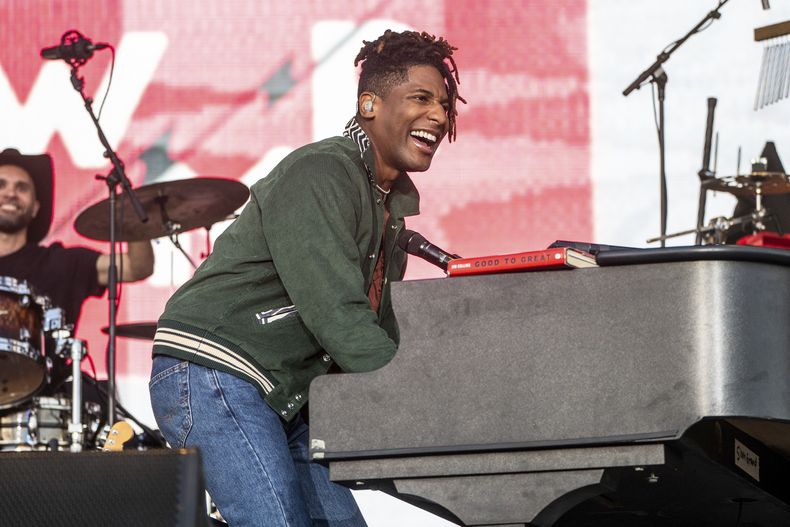 ARCVHIVO- Jon Batiste durante su presentación en el Festival Bourbon and Beyond en Louisville, Kentuky el 17 de septiembre de 2023. Batiste recibió seis nominaciones al Grammy el viernes 10 de noviembre de 2023. (Foto Amy Harris/Invision/AP, archivo)