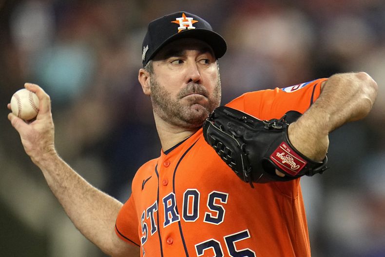 ARCHIVO - Justin Verlander de los Astros de Houston lanza ante los Rangers de Texas en el quinto juego de la serie de campeonato de la Liga Americana, el 20 de octubre de 2023, en Arlington, Texas. (AP Foto/Julio Cortez)