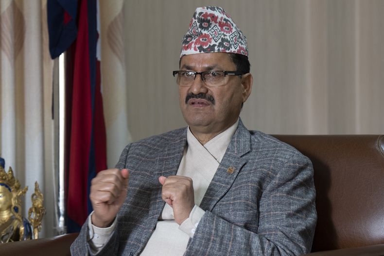 El ministro de exteriores de Nepal Narayan Prakash Saud en entrevista con AP en Katmandú, Nepal, el 25 de enero de 2024.. (Foto AP /Niranjan Shrestha)