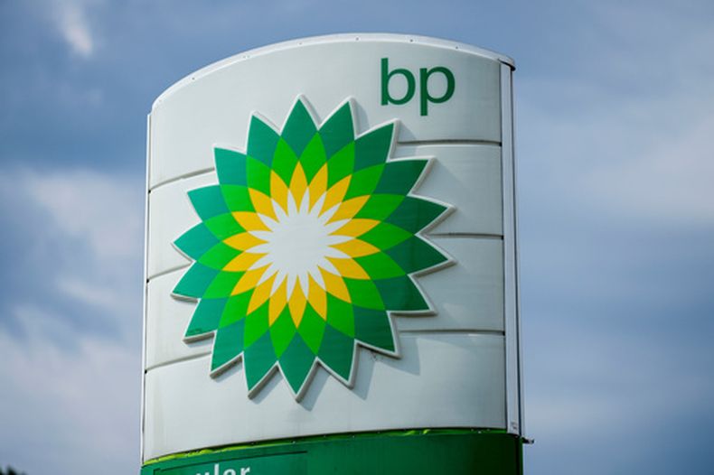 Un cartel de la empresa petrolera británica BP, el 12 de septiembre de 2023 en Marietta, Georgia. (Foto AP/Mike Stewart, Archivo)
