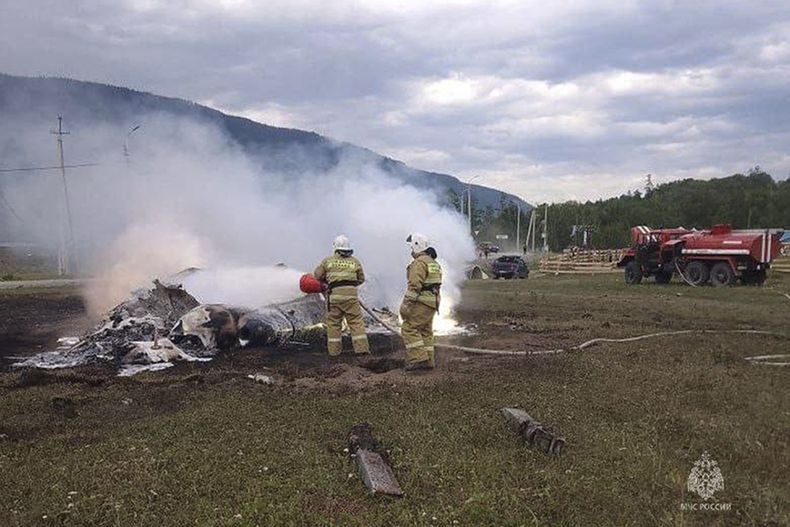 En esta imagen proporcionada por el servicio de prensa del Ministro de Situaciones de Emergencia de Rusia, bomberos combaten las llamas de un helicóptero Mi-8 que se estrelló cerca de la aldea de Tyungur, en la República de Altái en el sur de Siberia, Rusia, el jueves 27 de julio de 2023. (Servicio de Prensa del Ministro de Situaciones de Emergencia de Rusia vía AP)