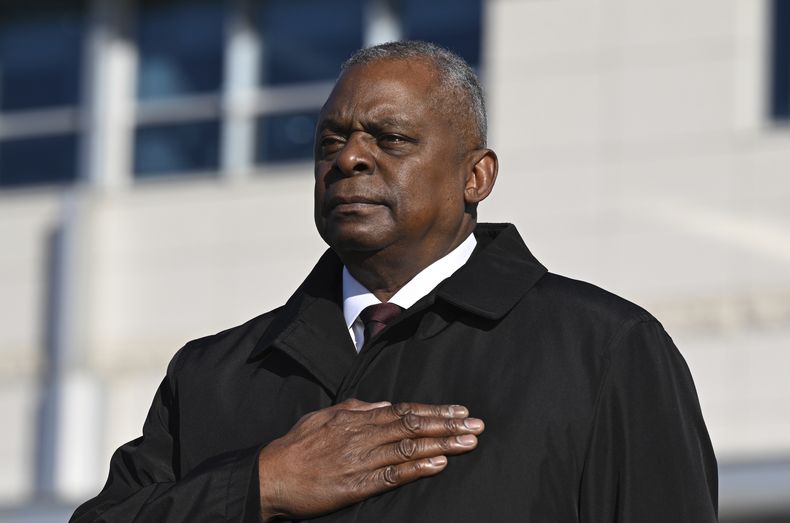 El secretario de Defensa de Estados Unidos Lloyd Austin durante una ceremonia de bienvenida antes de su reunión anual de seguridad con su contraparte surcoreano Shin Won-sik, el lunes 13 de noviembre de 2023, en Seúl, Corea del Sur. (Jung Yeon-je/Pool Photo via AP)