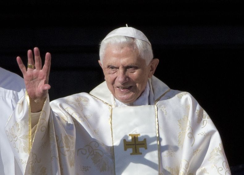 ARCHIVO - El papa emérito Benedicto XVI llega a la Plaza de San Pedro en el Vaticano para asistir a la ceremonia de papa Pablo VI el 19 de octubre de 2014. Una cruz donada por el fallecido papa Benedicto XVI a una parroquia en su región natal alemana de Baviera ha sido robada de la iglesia donde estaba expuesta, según dijo la policía el martes. (AP Foto/Andrew Medichini, Archivo)
