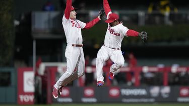 Con 4 jonrones Filis vencen a Padres y acechan Serie Mundial