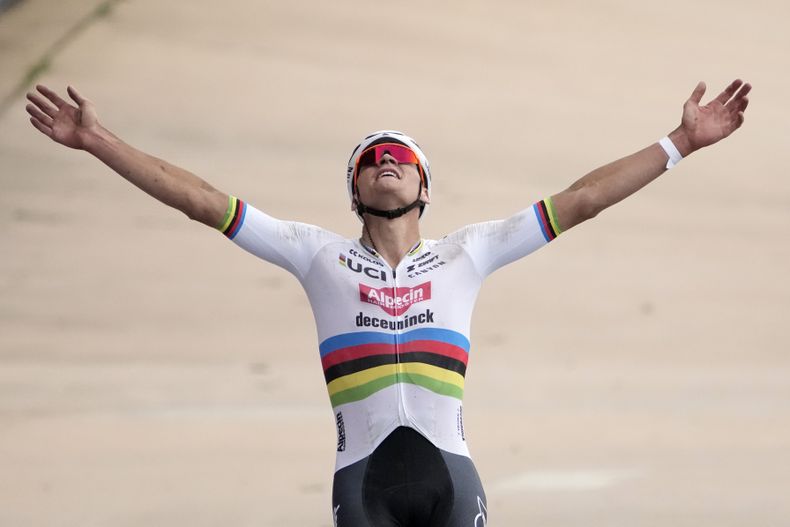 Mathieu van der Poel celebra tras ganar la clásica París-Roubaix, el domingo 7 de abril de 2024. (AP Foto/Christophe Ena)