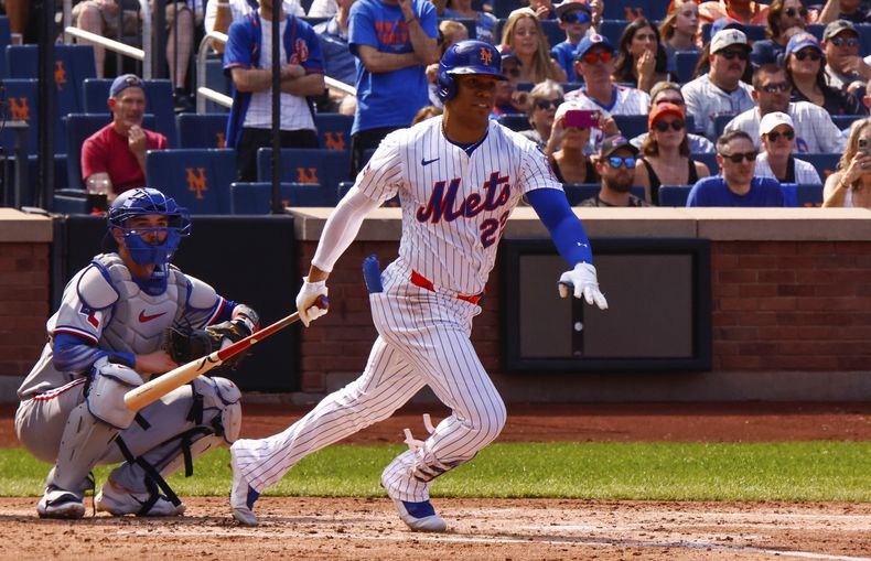 El dominicano de los Mets de Nueva York Juan Soto observa su sencillo en la tercera entrada ante los Rangers de Texas el domingo 14 de septiembre del 2025. (AP Foto/Kena Betancur)