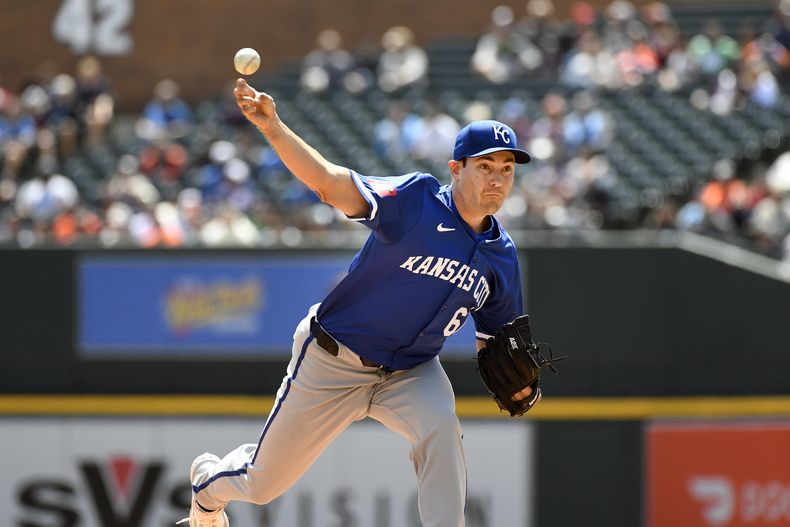 Seth Lugo de los Reales de Kansas City lanza ante los Tigres de Detroit, el viernes 26 de abril de 2024. (AP Foto/José Juárez)