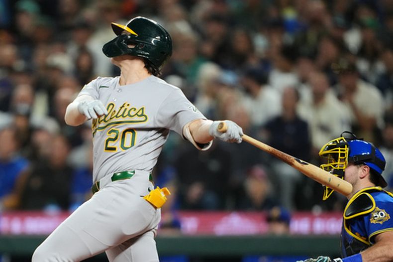 Zack Gelof, de los Atléticos, conecta un triple productor ante los Marineros de Seattle, el viernes 4 de septiembre de 2026 (AP Foto/Lindsey Wasson)