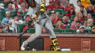Jhostyxon Garcia, de los Piratas de Pittsburgh, pega un sencillo durante la sexta entrada del juego de béisbol de Grandes Ligas frente a los Cardenales de San Luis, el miércoles 20 de mayo de 2026, en San Luis. (AP Foto/Jeff Roberson)