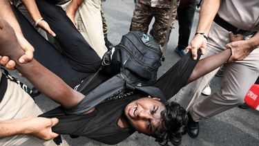 Personal de seguridad detiene a un manifestante durante una protesta juvenil contra el jefe electoral del país, Gyanesh Kumar, en Nueva Delhi, India, el domingo 11 de octubre de 2026. (AP Foto/Vipin)