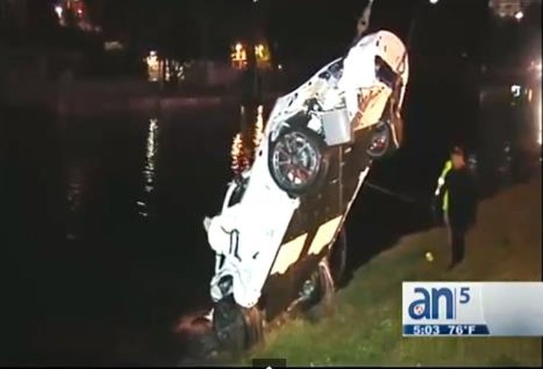 Dos jóvenes hispanos murieron hoy cuando el lujoso y moderno automóvil marca Porsche en el que viajaban cayó en un canal de la autopista Dolphin, cerca de Le June Road.