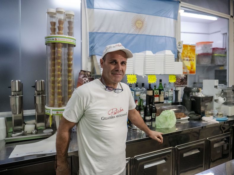 Sebastián Padrón, de La Plata, Argentina, en su negocio de helados, el martes 25 de febrero de 2025, en Roma. (AP Foto/Paolo Santalucia)