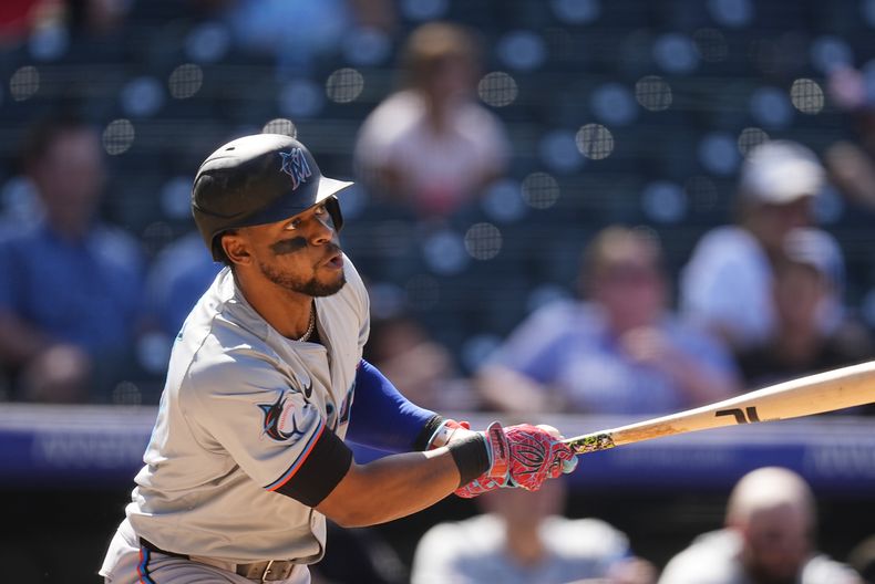 El dominicano Otto López, de los Marlins de Miami, conecta un doble en el juego del jueves 29 de agosto de 2024, ante los Rockies de Colorado (AP Foto/David Zalubowski)