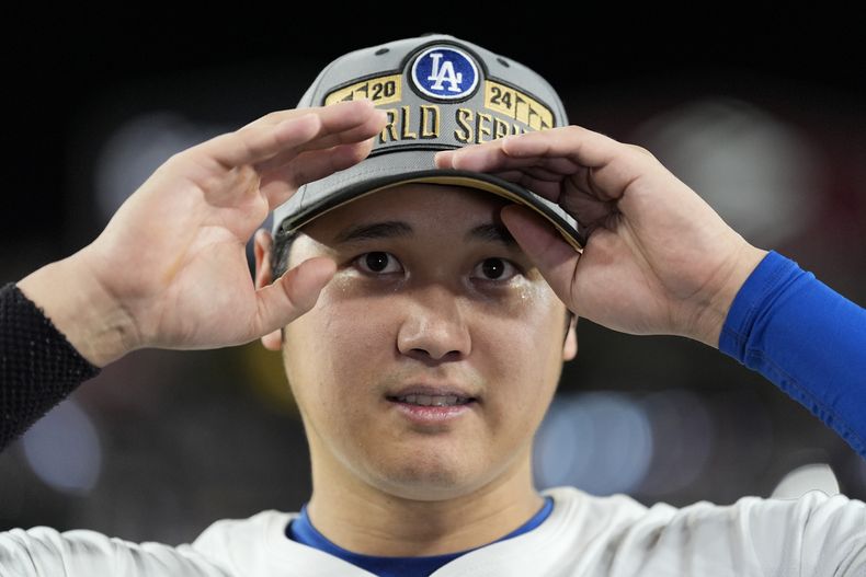 Shohei Ohtani de los Dodgers de Los Ángeles celebra tras vencer a los Mets de Nueva York en el juego 6 de la Serie de Campeonato de la Liga Nacional el domingo 20 de octubre del 2024. (AP Foto/Ashley Landis)