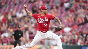Ben Lively, abridor de los Rojos de Cincinnati, hace un lanzamiento ante los Cardenales de San Luis, en el juego del miércoles 24 de mayo de 2023 (AP Foto/Jeff Dean)