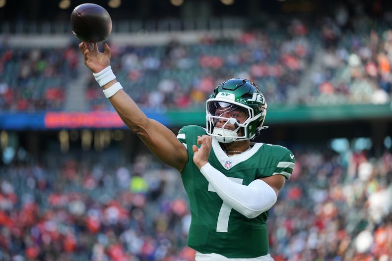 El quarterback de los Jets de Nueva York Justin Fields pasa el balón en el calentamiento antes del encuentro ante los Broncos de Denver el domingo 12 de octubre de 2025. (AP Foto/Kin Cheung)