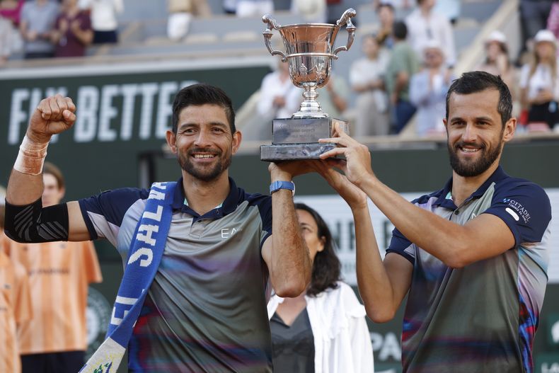 Marcelo Arévalo, de El Salvador, y Mate Pavic, de Croacia, celebran tras ganar la final de dobles masculinos del Abierto de Francia contra los italianos Simone Bolelli y Andrea Vavassori en el estadio Roland Garros en París, Francia, el sábado 8 de junio de 2024. (AP Foto/Jean-François Badias)