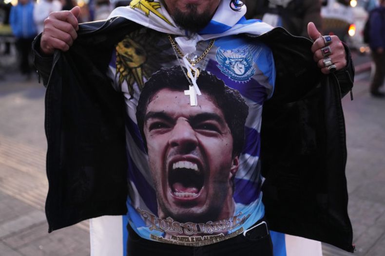 Un aficionado muestra una camiseta con la imagen de Luis Suárez durante una concentración en Montevideo para ver el partido mundialista de Uruguay ante Arabia Saudí (AP Foto/Matilde Campodonico)