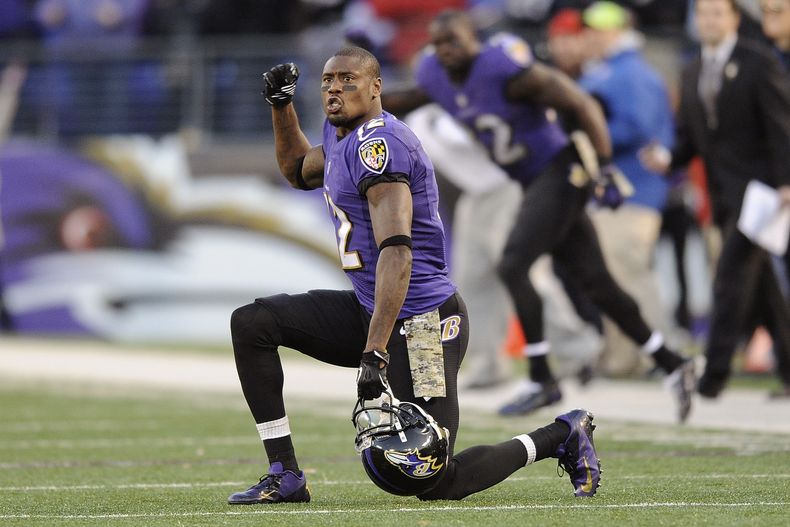 ARCHIVO - Foto del 10 de noviembre del 2012, el receptor de los Ravens de Baltimore Jacoby Jones alienta en el tiempo extra del juego ante los Bengals de Cincinnati. El domingo 14 de julio del 2024 anuncian su fallecimiento a los 40 años. (AP Foto/Nick Wass, File)