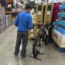 Foto tomada en una tienda Costco en Sheridan, Colorado, el 10 de mayo de 2023. (AP foto/David Zalubowski)