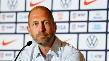 El seleccionador de Estados Unidos Gregg Berhalter responde preguntas en conferencia de prensa durante la presentación en su retorno el viernes 16 de junio del 2023. (AP Foto/Lucas Peltier)