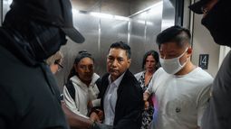 ARCHIVO - Agentes federales de Inmigración y Aduanas sacan a un hombre de un ascensor cuando él y su hija intentaban marcharse tras una vista en una corte de inmigración, el viernes 5 de septiembre de 2025 en Nueva York. (AP Foto/Olga Fedorova, Archivo)