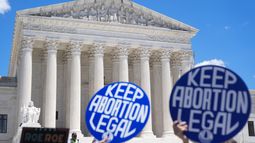 Activistas a favor del derecho de una mujer a decidir sobre si aborta o no protestan frente a la Corte Suprema en Washington el 24 de junio del 2024. (AP foto/Mark Schiefelbein)