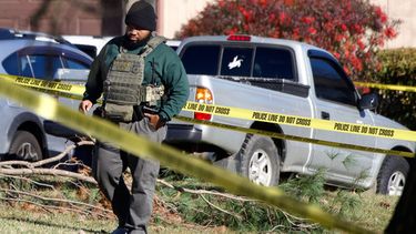 Policías responden a un tiroteo el miércoles 24 de diciembre de 2025 en Glen Burnie, Maryland. (Kaitlin Newman/The Baltimore Banner vía AP)