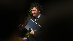 ARCHIVO - El presidente argentino, Javier Milei, sale del escenario después de hablar ante estudiantes de la Universidad Internacional de Florida el jueves 11 de abril de 2024, en North Miami, Florida. Milei canceló el miércoles 1 de mayo la presentación de su último libro sobre economía en la Feria Internacional del Libro de Buenos Aires por un supuesto plan para sabotearlo que atribuyó a sectores de la cultura ligados a la centro-izquierda. (AP Foto/Lynne Sladky)