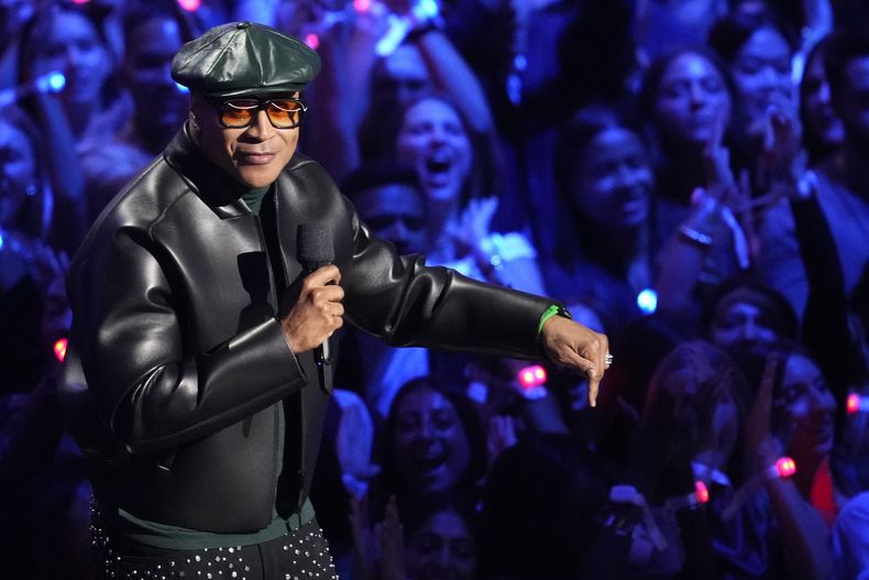 El presentador LL Cool J habla durante los Premios MTV a los Videos Musicales el domingo 7 de septiembre de 2025 en la Arena UBS en Elmont, Nueva York. (Foto Charles Sykes/Invision/AP)