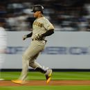 El dominicano Juan Soto, de los Padres de San Diego, llega a la intermedia durante el juego del viernes 26 de mayo de 2023, ante los Yanquis de Nueva York (AP Foto/Frank Franklin II)