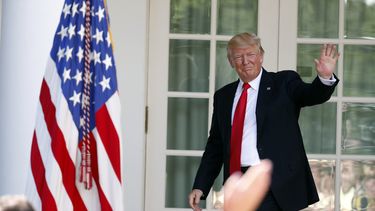 Trump dona tres meses de salario a la educación