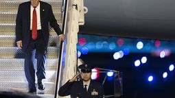 El presidente estadounidense Donald Trump desciende del avión presidencial tras llegar al Aeropuerto Internacional de Palm Beach, en West Palm Beach, Florida, el viernes 14 de marzo de 2025. (AP Foto/Manuel Balce Ceneta)
