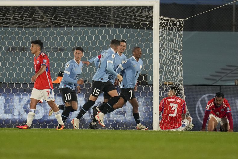 Nicolás De la Cruz (7), de la selección de Uruguay, festeja tras anotar el tercer tanto de su equipo ante Chile en un partido de la eliminatoria mundialista, realizado el viernes 8 de septiembre de 2023, en Montevideo (AP Foto/Matilde Campodonico)