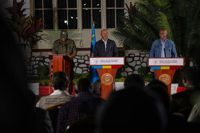 De izquierda a derecha, Luboya Nkashama, gobernadora military de la provincial de Ituri, Patrick Muyaya, ministro de Comunicación, y Samuel Roger Kamba Mulamba, ministro de Salud Pública, hablan con la prensa en una sesión informativa sobre la respuesta al brote de ébola en Bunia, República Democrática del Congo, el jueves 28 de mayo de 2026. (AP Foto/Moses Sawasawa)