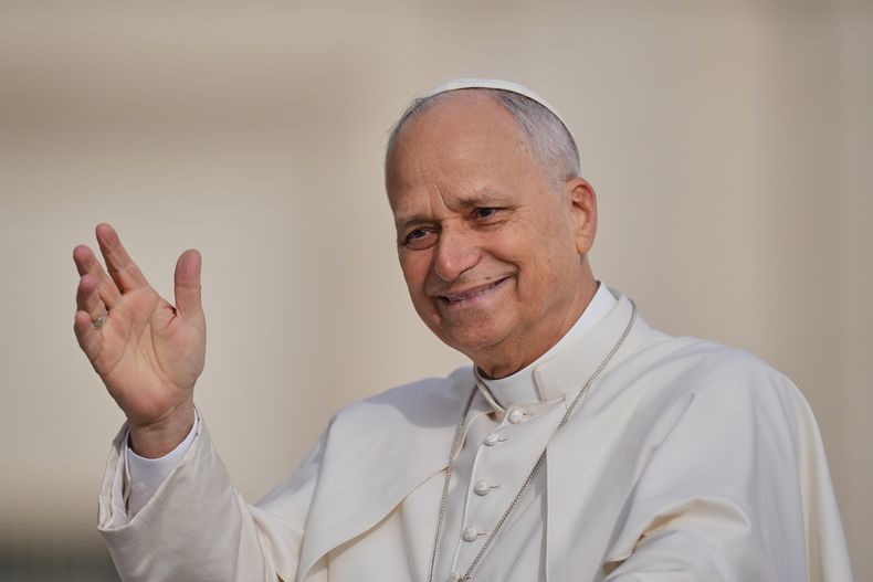 El papa León XIV llega para una audiencia por el Jubileo de los Coros en la plaza de San Pedro, en el Vaticano, el sábado 22 de noviembre de 2025. (AP Foto/Alessandra Tarantino)