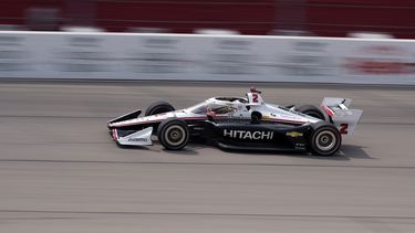 Josef Newgarden maneja durante la carrera de la Serie IndyCar Series, el domingo 23 de julio de 2023, en Iowa Speedway, en Newton, Iowa. (AP Foto/Charlie Neibergall)