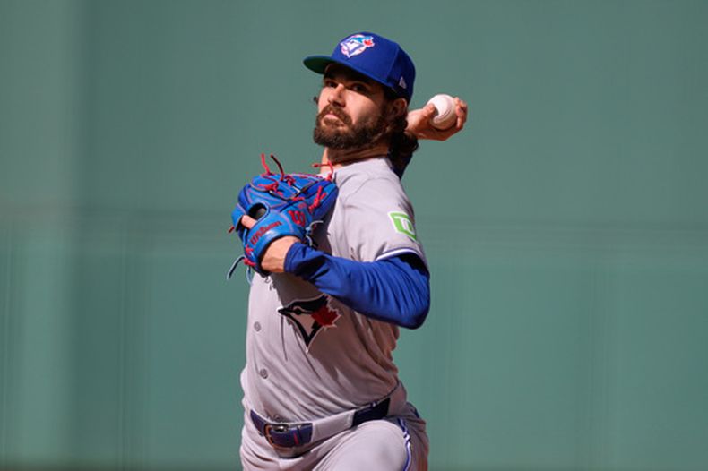 El lanzador abridor de los Azulejos de Toronto, Dylan Cease, realiza un pitcheo durante la primera entrada de un partido de béisbol contra los Medias Rojas de Boston, el sábado 25 de julio de 2026, en Boston. (Foto AP/Charles Krupa)