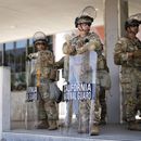 Elementos de la Guardia Nacional de California vigilan cerca del centro de detención metropolitano el lunes 9 de junio de 2025, en el centro de Los Ángeles. (AP Foto/Eric Thayer)