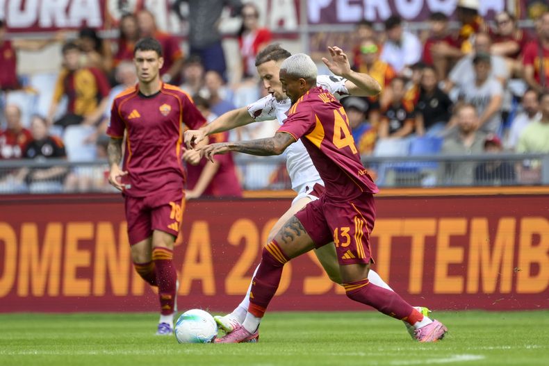 Wesley, de la Roma, disputa un balón con Ardian Ismajli, del Torino, durante un partido de la Serie A italiana, disputado el domingo 14 de septiembre de 2025 (Fabrizio Corradetti/LaPresse via AP)