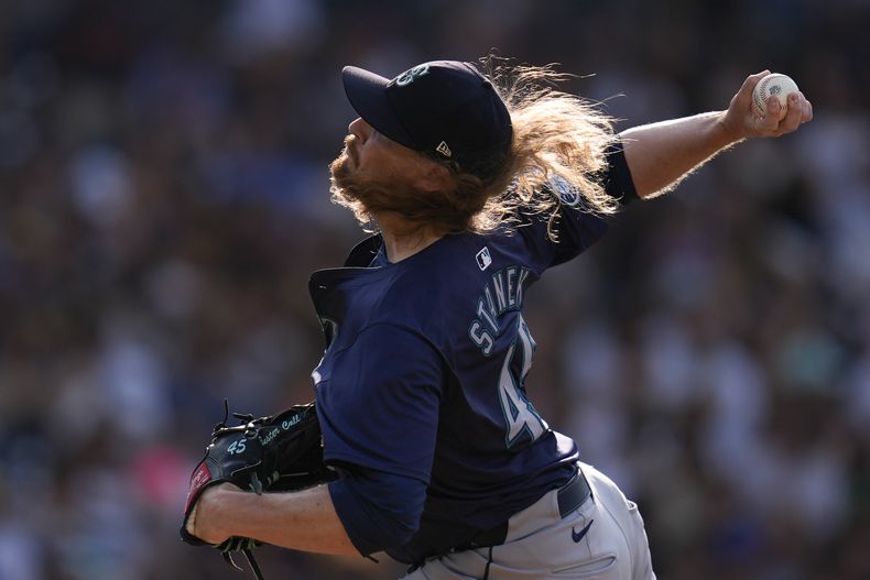 Ryne Stanek, relevista de los Marineros de Seattle, enfrenta a los Padres de San Diego el miércoles 10 de julio de 2024 (AP Foto/Gregory Bull)