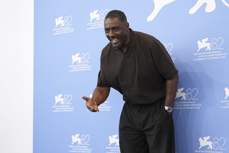 Idris Elba posa para los fotógrafos en la sesión fotográfica de la película A House of Dynamite durante la 82ª edición del Festival de Cine de Venecia en Venecia, Italia, el martes 2 de septiembre de 2025. (Foto Scott A Garfitt/Invision/AP)