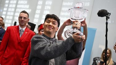 JJ (centro) de Austria, llega al aeropuerto en Viena, Austria, el 18 de mayo del 2025 tras ganar el concurso de Eurovision en Basilea el día anterior. (AP foto/Denes Erdos)