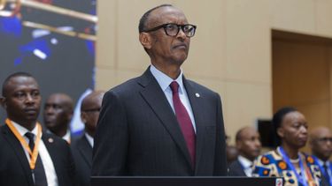 El presidente de Ruanda Paul Kagame asiste a una conferencia sobre el conflicto en la República Democrática del Congo, en Dar es Salaam, Tanzania, el 8 de febrero del 2025. (AP foto/Elia Yunga)