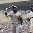 Jon Singleton (12), de los Cerveceros de Milwaukee, reacciona después de ser ponchado en la sexta entrada del juego de béisbol en contra de los Mellizos de Minnesota, el miércoles 14 de junio de 2023, en Minneapolis. Minnesota ganó 4-2. (AP Foto/Stacy Bengs)