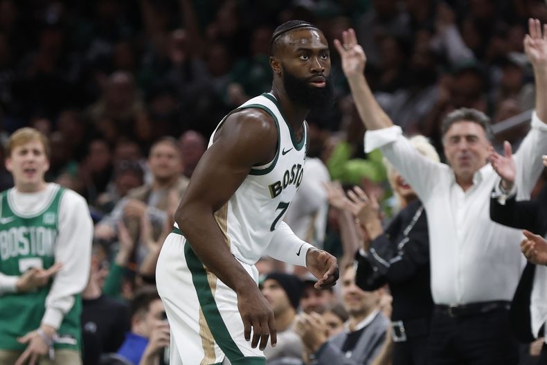 El dueño de los Celtics de Boston Wyc Grousbeck (derecha) celebra un triple encestado por Jaylen Brown (7) ante los Nets de Brooklyn durante la primera mitad del juego del torneo en temporada de la NBA, en Boston el viernes 10 de noviembre de 2023. (AP Foto/Michael Dwyer)